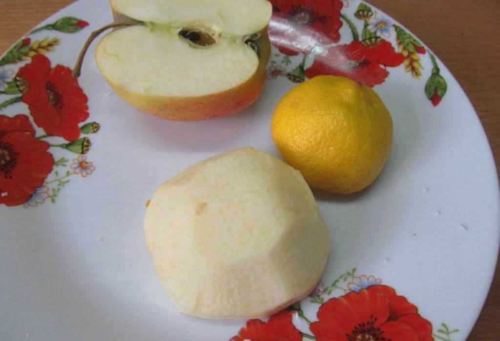 Салат «Нежность» с крабовыми палочками, сыром и яблоком