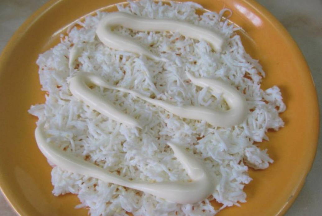 Салат «Нежность» с крабовыми палочками, сыром и яблоком