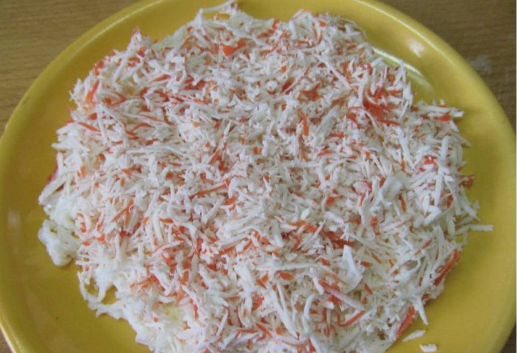 Салат «Нежность» с крабовыми палочками, сыром и яблоком