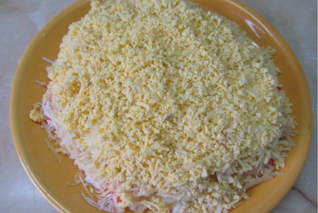 Салат «Нежность» с крабовыми палочками, сыром и яблоком