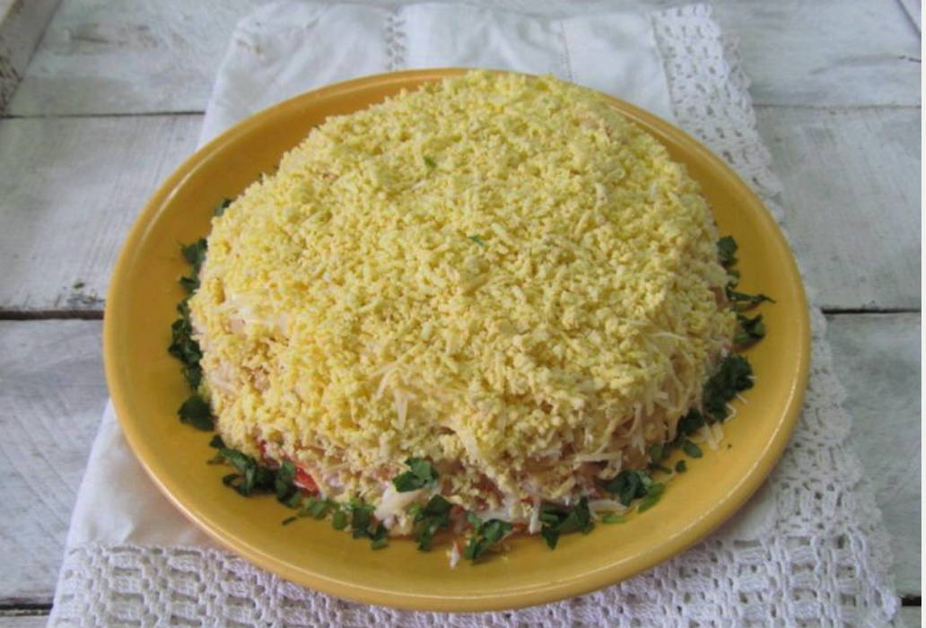 Салат «Нежность» с крабовыми палочками, сыром и яблоком
