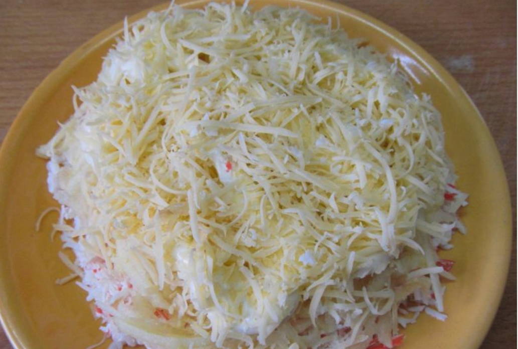 Салат «Нежность» с крабовыми палочками, сыром и яблоком