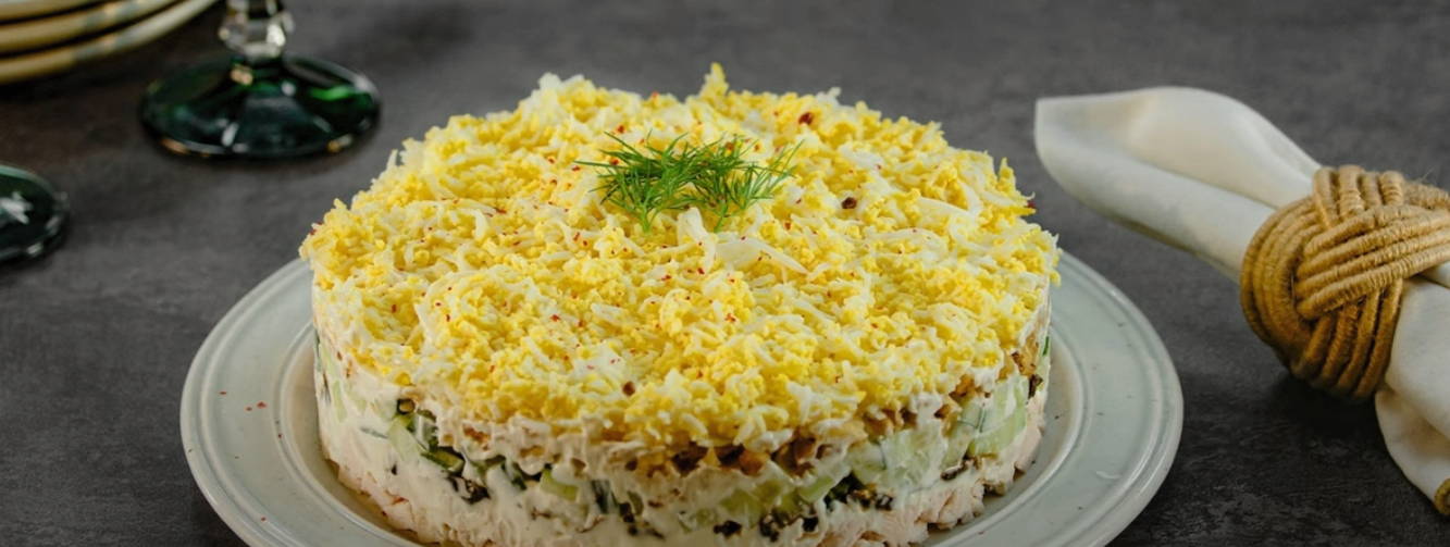 Салат "Неженка" с курицей, черносливом и грецкими орехами