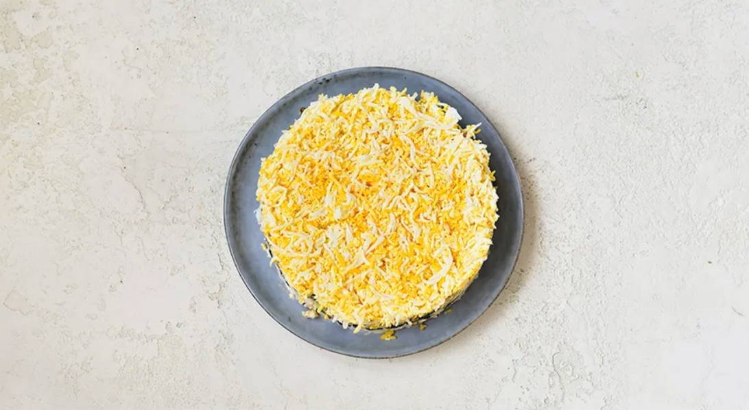 Салат "Неженка" с курицей, черносливом и грецкими орехами