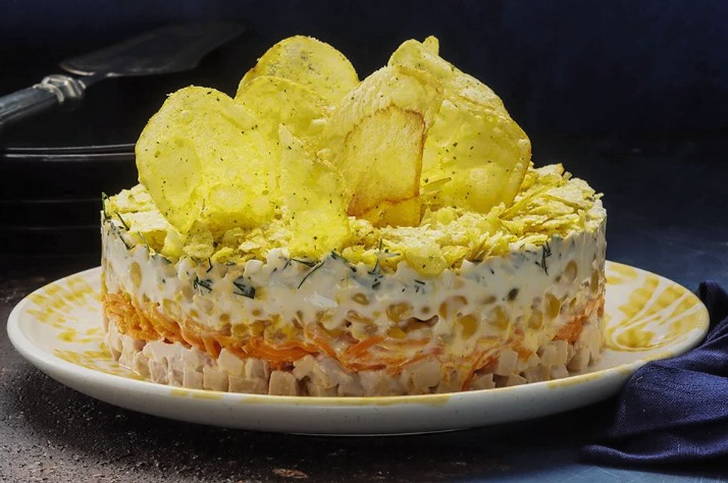 Салат «Парус» с корейской морковкой и чипсами