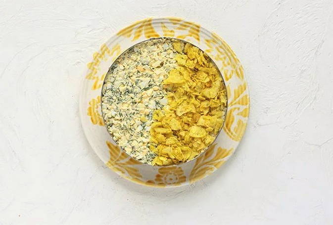 Салат «Парус» с корейской морковкой и чипсами