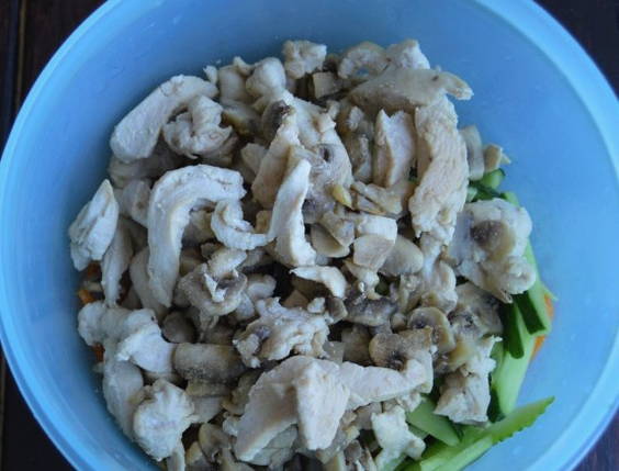 Салат «Оргазм» с корейской морковью, курицей и грибами