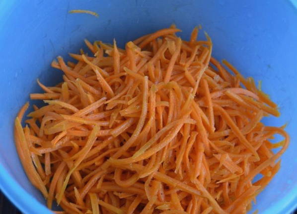 Салат «Оргазм» с корейской морковью, курицей и грибами