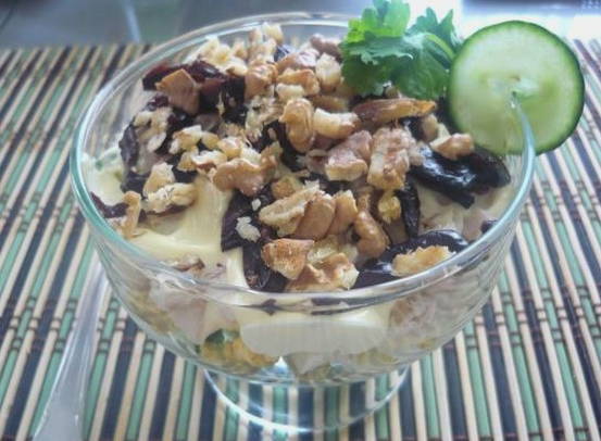Салат «Нежность» с курицей, огурцом, черносливом и грецкими орехами