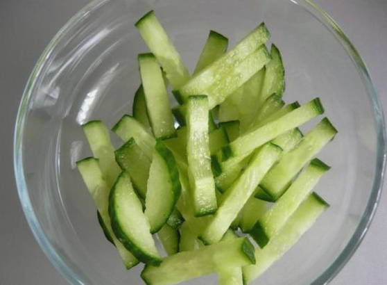 Салат «Нежность» с курицей, огурцом, черносливом и грецкими орехами
