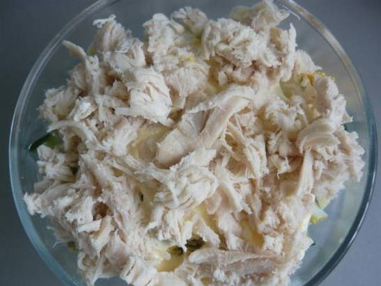 Салат «Нежность» с курицей, огурцом, черносливом и грецкими орехами