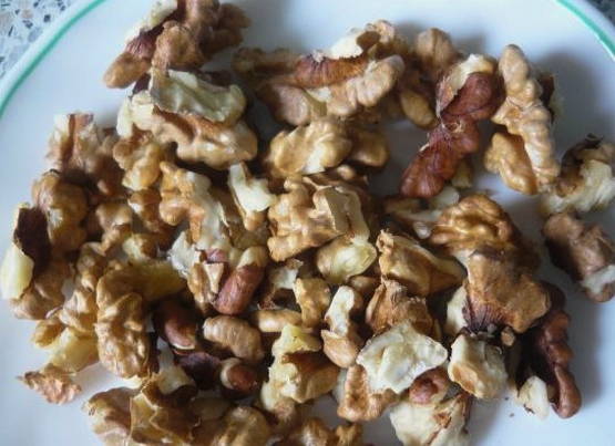 Салат «Нежность» с курицей, огурцом, черносливом и грецкими орехами