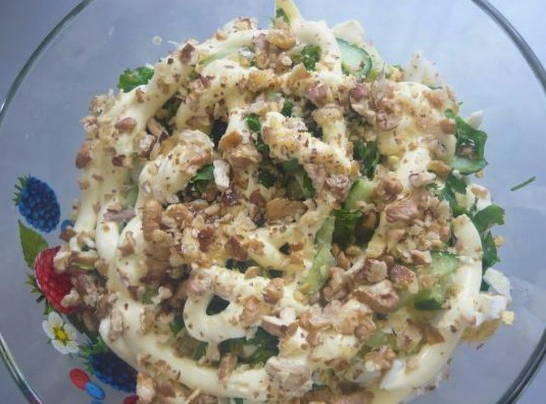 Салат «Нежность» с курицей, огурцом, черносливом и грецкими орехами