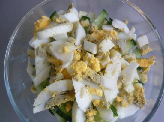 Салат «Нежность» с курицей, огурцом, черносливом и грецкими орехами