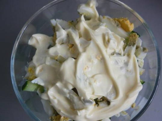 Салат «Нежность» с курицей, огурцом, черносливом и грецкими орехами