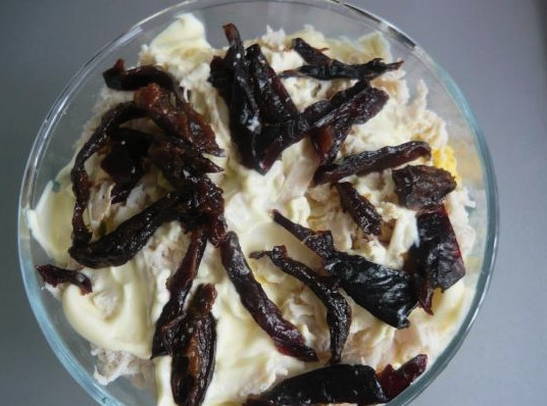Салат «Нежность» с курицей, огурцом, черносливом и грецкими орехами