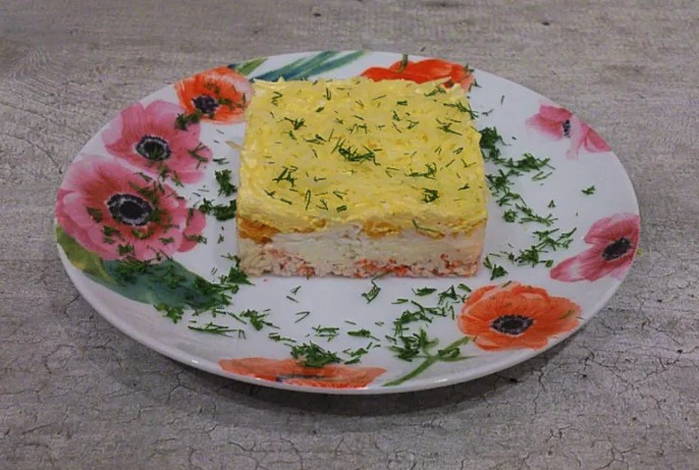 Салат «Нежность» с крабовыми палочками и сыром