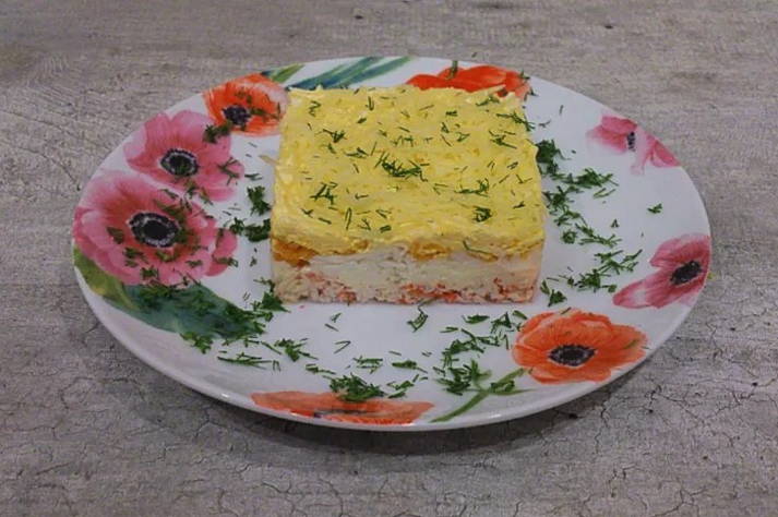 Салат «Нежность» с крабовыми палочками и сыром