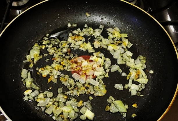 Тортилья с куриным фаршем на сковороде