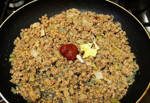 Тортилья с куриным фаршем на сковороде