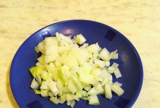 Тортилья с куриным фаршем на сковороде