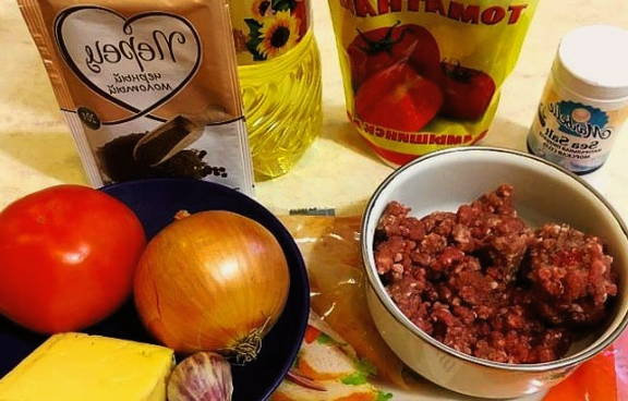 Тортилья с куриным фаршем на сковороде