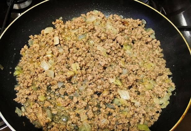 Тортилья с куриным фаршем на сковороде