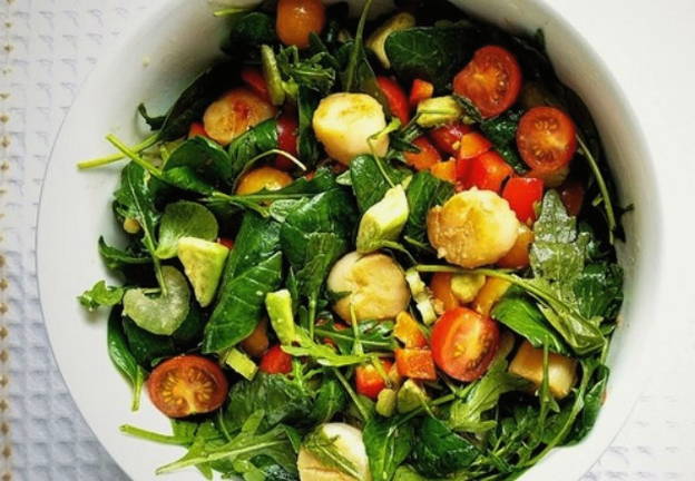 Салат с гребешками, рукколой и авокадо