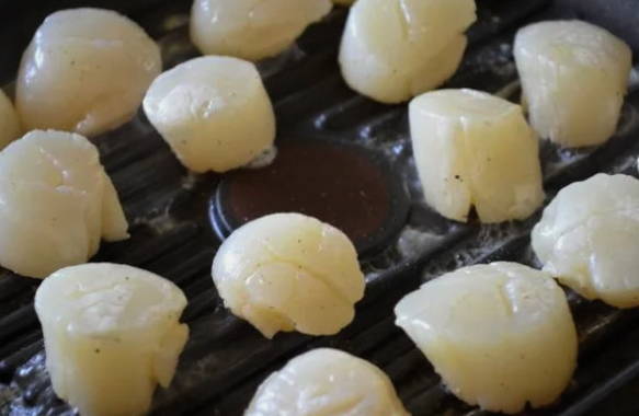 Салат с гребешками, рукколой и авокадо