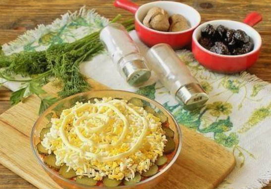 Салат «Прага» с курицей и черносливом