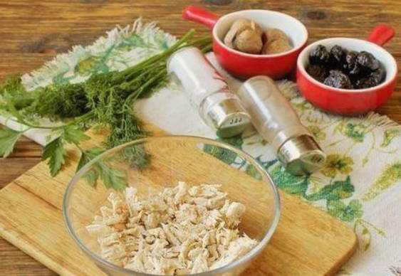 Салат «Прага» с курицей и черносливом