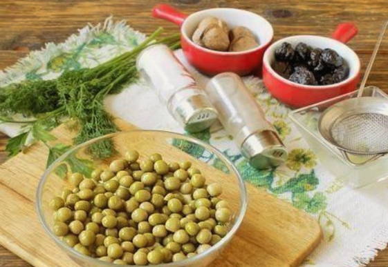 Салат «Прага» с курицей и черносливом