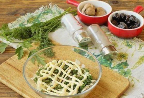 Салат «Прага» с курицей и черносливом
