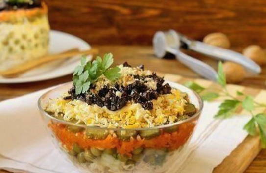 Салат «Прага» с курицей и черносливом