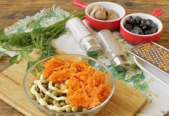 Салат «Прага» с курицей и черносливом