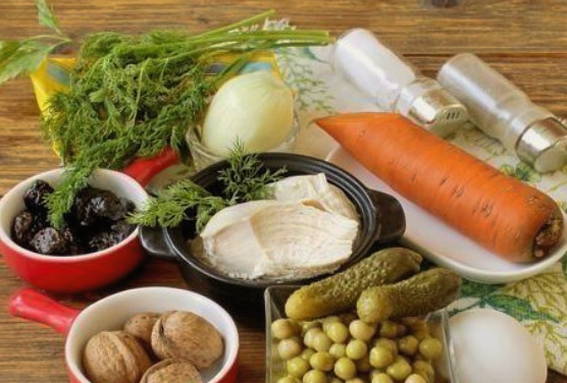 Салат «Прага» с курицей и черносливом