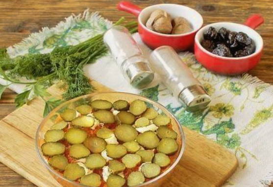 Салат «Прага» с курицей и черносливом