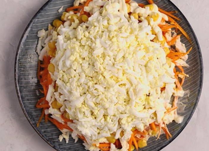 Салат «Парус» с корейской морковкой и копченой грудкой Салат «Парус» с корейской морковкой и копченой грудкой