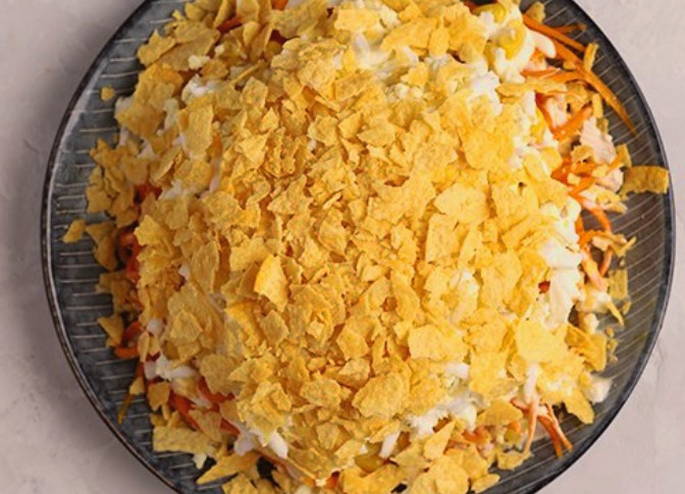 Салат «Парус» с корейской морковкой и копченой грудкой Салат «Парус» с корейской морковкой и копченой грудкой