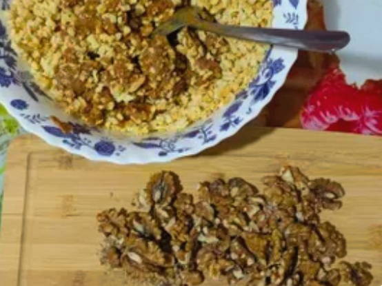 Торт с вареной сгущенкой и орехами