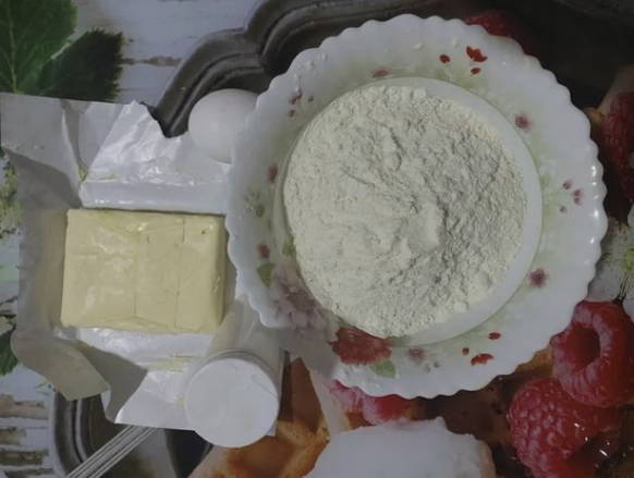 Торт с вареной сгущенкой и орехами