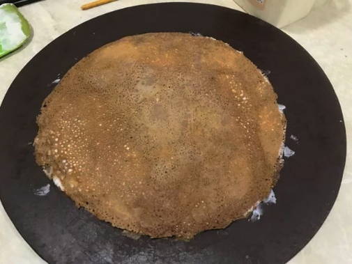Шоколадный блинный торт с творожным кремом