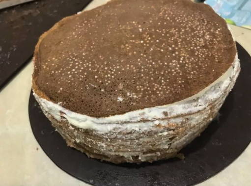Шоколадный блинный торт с творожным кремом