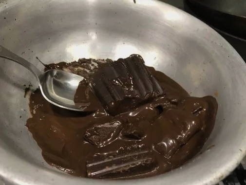 Шоколадный блинный торт с творожным кремом