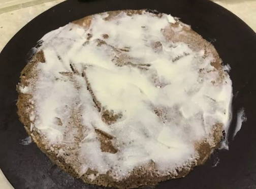 Шоколадный блинный торт с творожным кремом