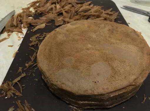 Шоколадный блинный торт с творожным кремом