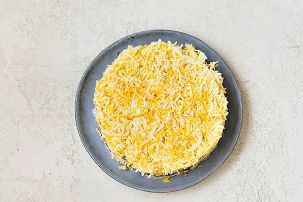 Салат «Нежность» с курицей, черносливом и грецкими орехами