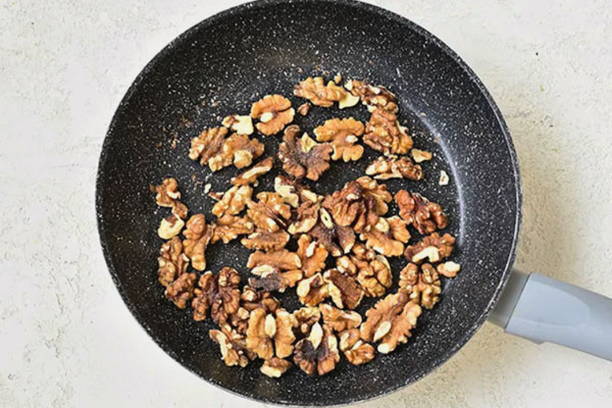 Салат «Нежность» с курицей, черносливом и грецкими орехами