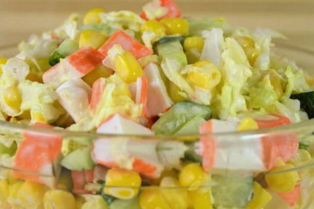 Салат «Нежность» с крабовыми палочками и кукурузой