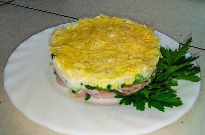 Салат «Нежность» с ветчиной, огурцом, сыром и яйцом